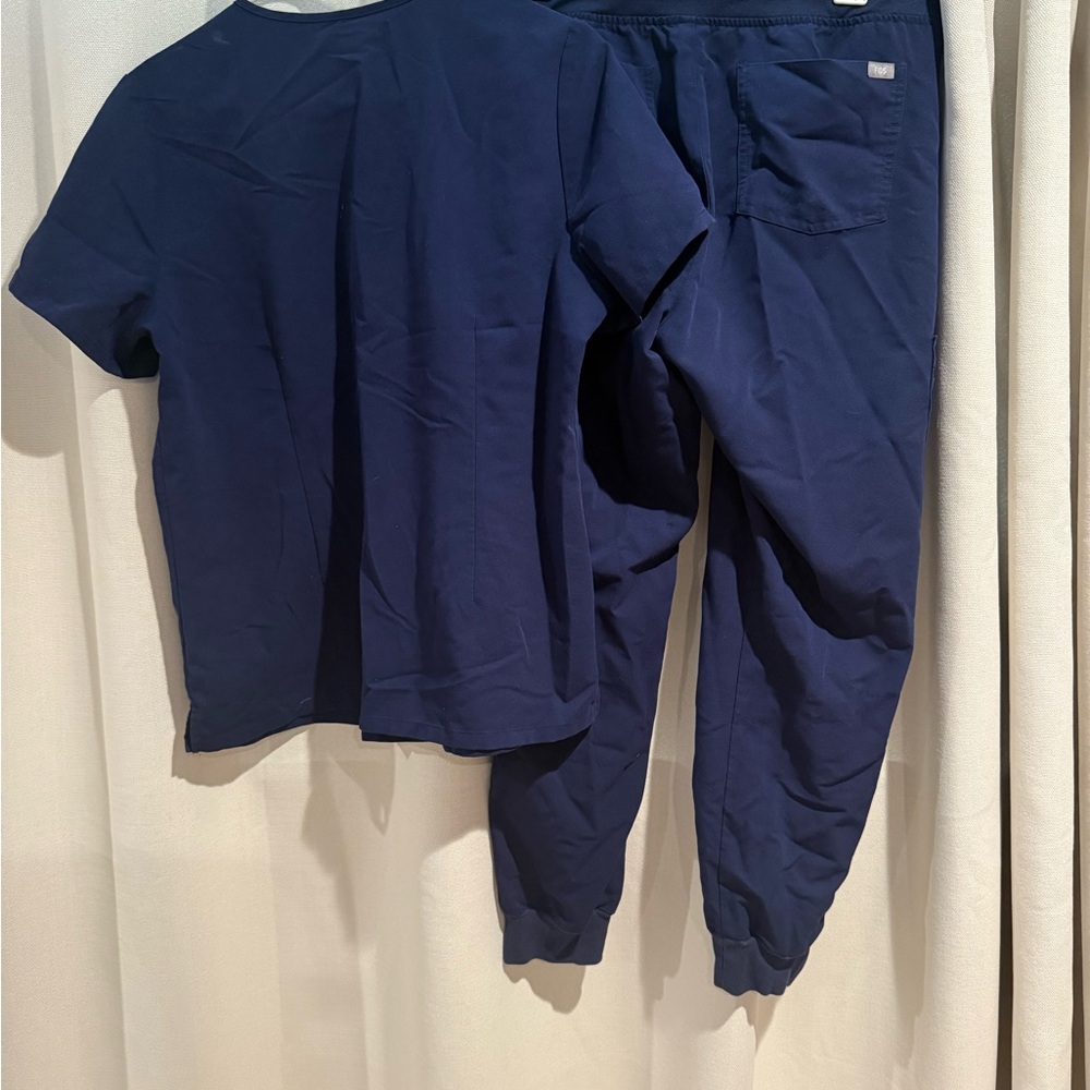Figs Men's Navy Scrub Joggers and Top Set